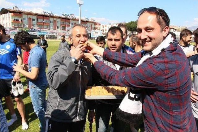 Taraftardan Nazillili Futbolculara Baklava Dopingi