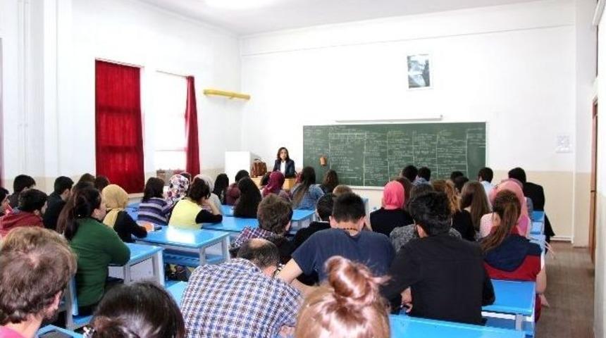 Gediz Myo&rsquo;da &ldquo;kariyer Basamakları, Zaman Y&ouml;netimi Ve Kadın Girişimciler&rdquo; Konferansı