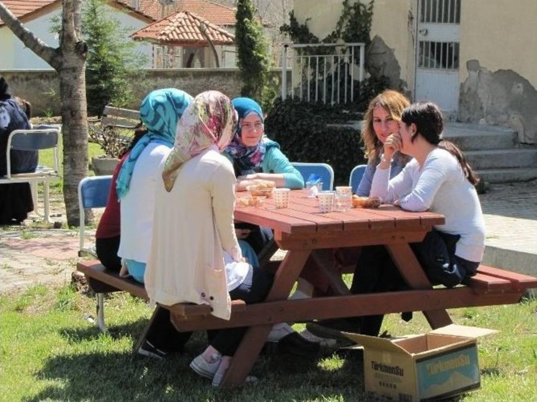 Hisarcık İl&ccedil;e Hastanesi Personelinden Kutlu Doğum Lokması