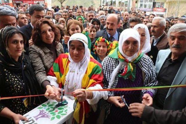 Hdp nin Hakkari Adayları Şemdinli de Se&ccedil;im B&uuml;rosunu A&ccedil;tı 1