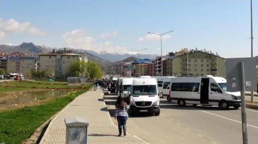 Tunceli'de Minib&uuml;s&ccedil;&uuml;ler Cezaları Protesto I&ccedil;in Yol Kapattı