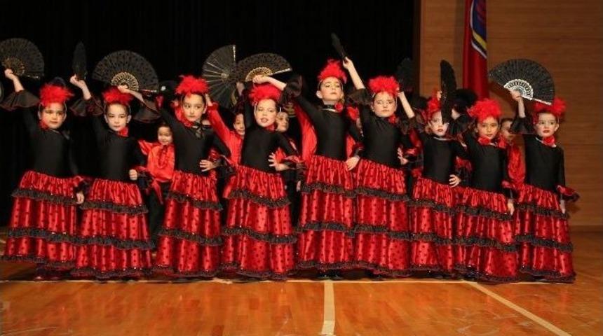 Anaokulu &Ouml;ğrencilerinden &Uuml;lkeler G&ouml;sterisiyle Barış Ve Dostluk Mesajı