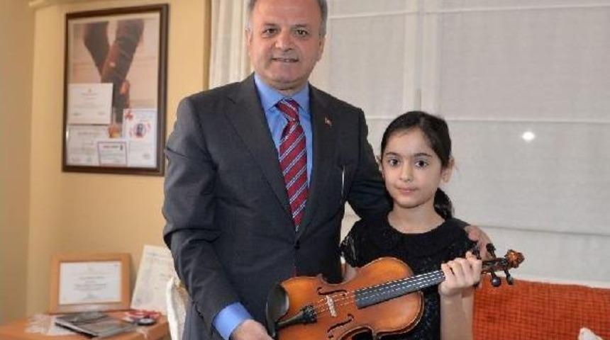 Cumhurbaşkanı Erdoğan'dan Geleceğin Keman Virt&uuml;&ouml;z&uuml;ne Hediye