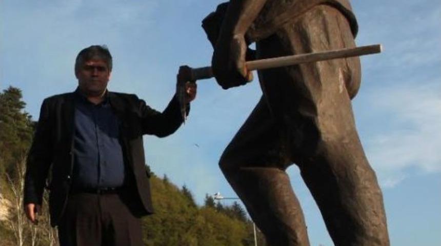 Madenci Heykelinin &Ccedil;alınan Kazmasının Yenisi Takıldı