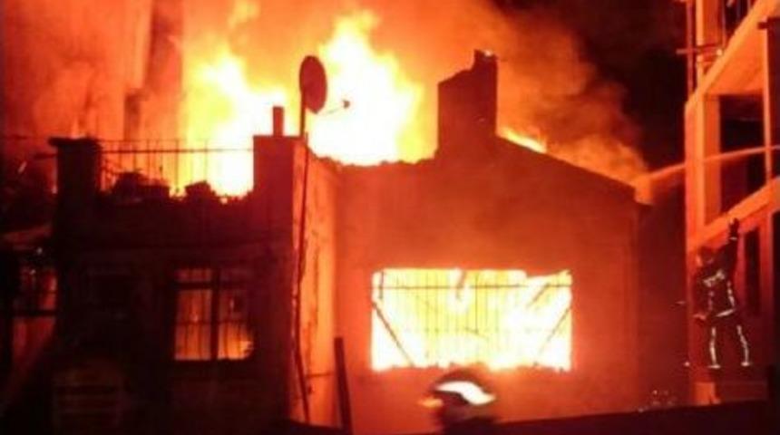 Kağıthane'de Metruk Bina Alev Alev Yandı