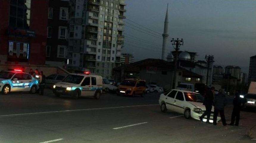 Otomobıil Park Halindeki Minib&uuml;se &Ccedil;arptı