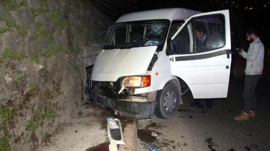 İstinat Duvarına &Ccedil;arpan Minib&uuml;steki 2 Kişi Yaralandı