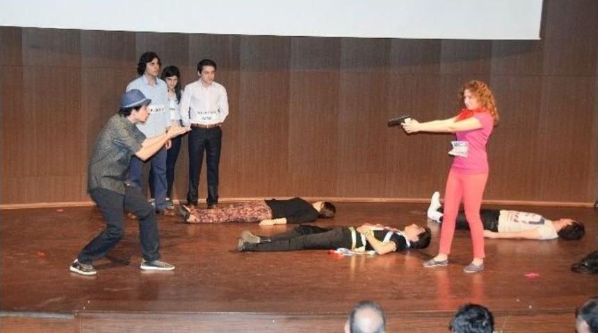 Tıp Fak&uuml;ltesi &Ouml;ğrencileri Sahnede