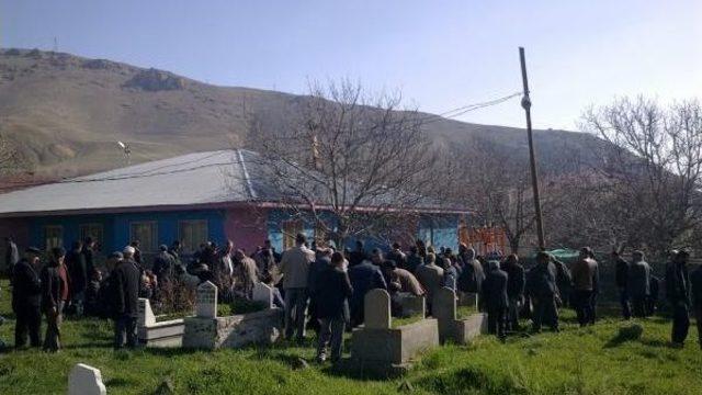 Mersin'de Intihar Eden Polis, Adilcevaz'da Toprağa Verildi