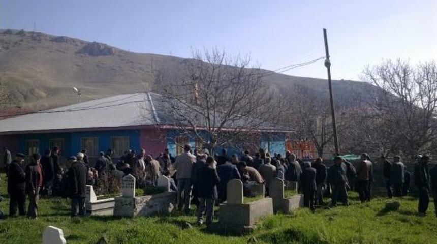 Mersin'de Intihar Eden Polis, Adilcevaz'da Toprağa Verildi