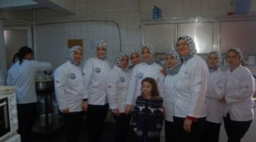 Aş&ccedil;ılık Kursunda Pişen Yemekler İhtiya&ccedil; Sahibi Ailelere Veriliyor