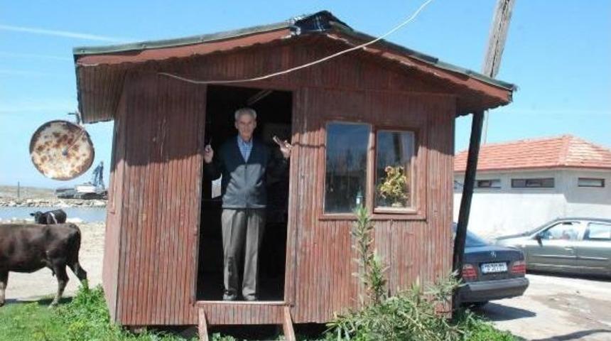 Deniz Kıyısındaki Barakada Berberlik Yapıyor