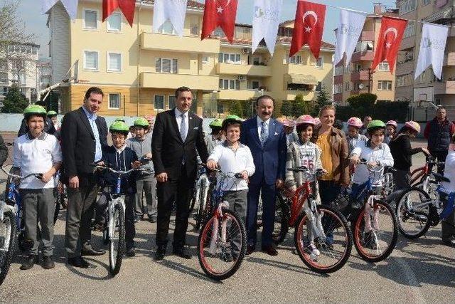 İzmit Belediyesi’nin Bisiklet Dağıtımı Devam Ediyor