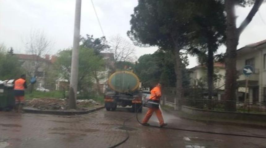 İzmit Belediyesi Yolları Kirletenlere Temizletiyor
