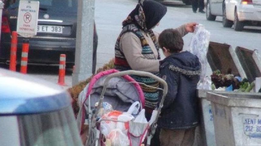 &Ccedil;&ouml;pten Yiyecek Topluyorlar