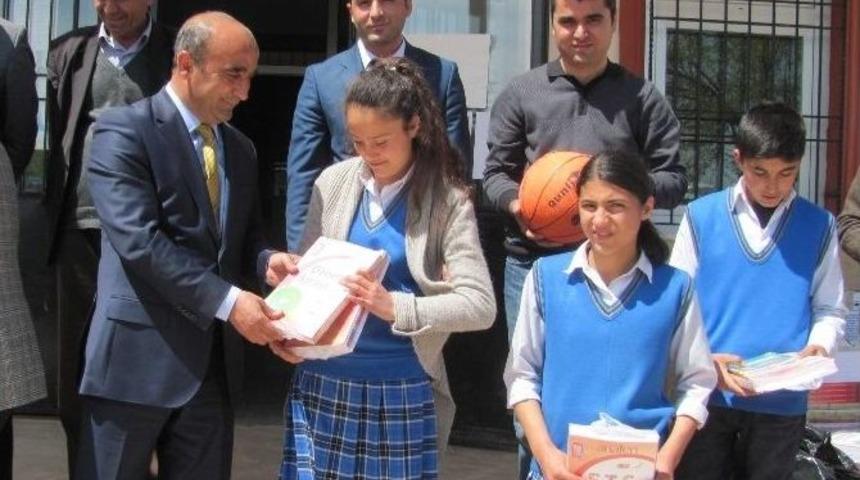 Ga&uuml;n &Ouml;ğrencilerinden K&ouml;y Okullarına Yardım