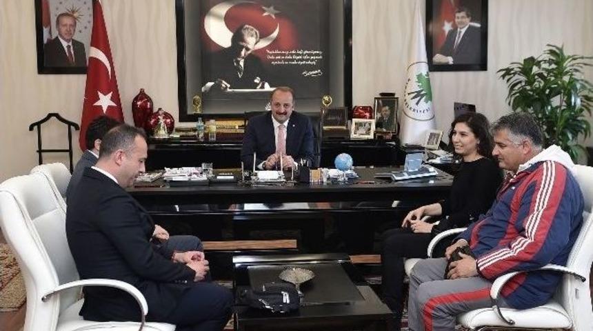 Minik Futbolculardan Akg&uuml;l&rsquo;e Ziyaret