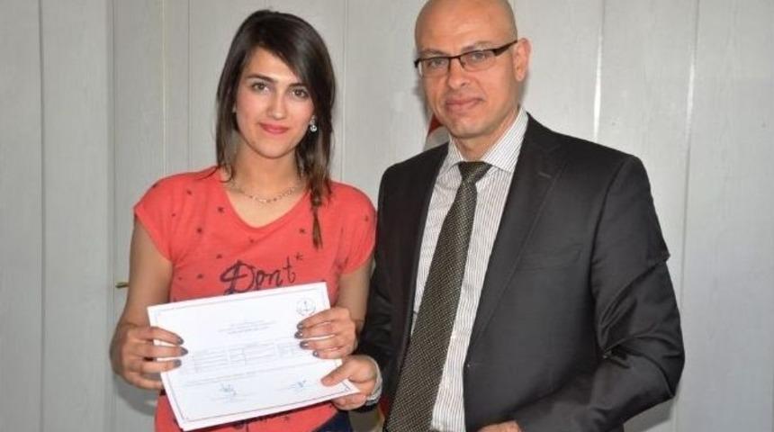 &Ouml;demiş&rsquo;te Tiyatrocu Gen&ccedil;ler Belgelerine Kavuştu