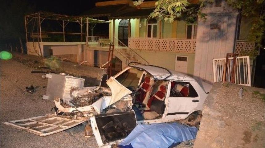 Alkoll&uuml; S&uuml;r&uuml;c&uuml; Cami Duvarına &Ccedil;arptı: 1 &Ouml;l&uuml;, 3 Yaralı