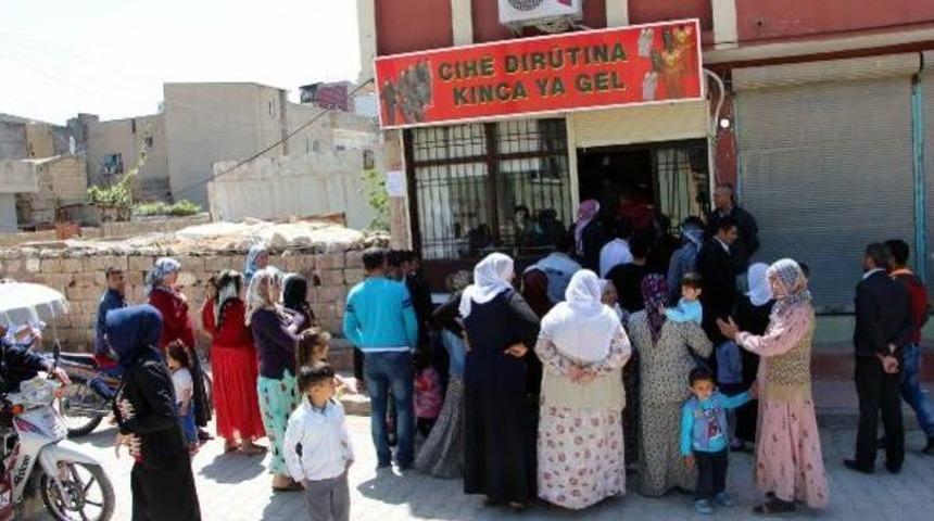 Nusaybin'de Polis, Y&ouml;resel Kıyafet Dikim Merkezini Bastı