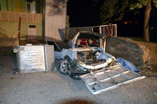 Otomobil Cami Kapısına Çarptı: 1 Ölü, 3 Yaralı