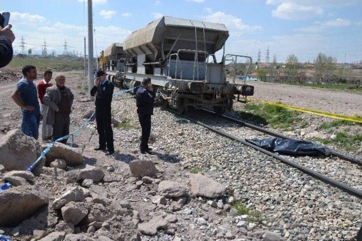 Yük Treninin Çarptığı Yaşlı Adam Hayatını Kaybetti G3