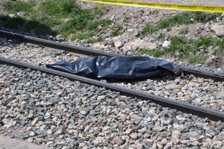 Yük Treninin Çarptığı Yaşlı Adam Hayatını Kaybetti G4