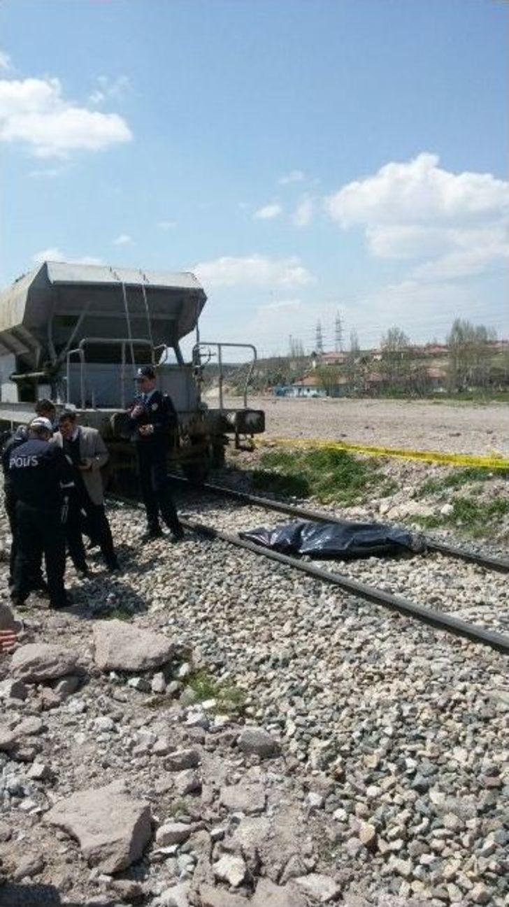 Yük Treninin Çarptığı Yaşlı Adam Hayatını Kaybetti G2