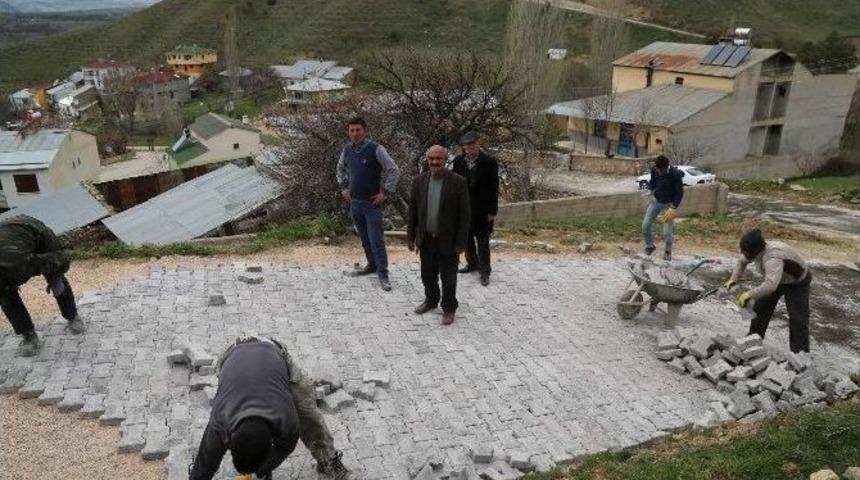 Köy Yollarında Parke Taşı Döşeme Çalışmaları Sürüyor