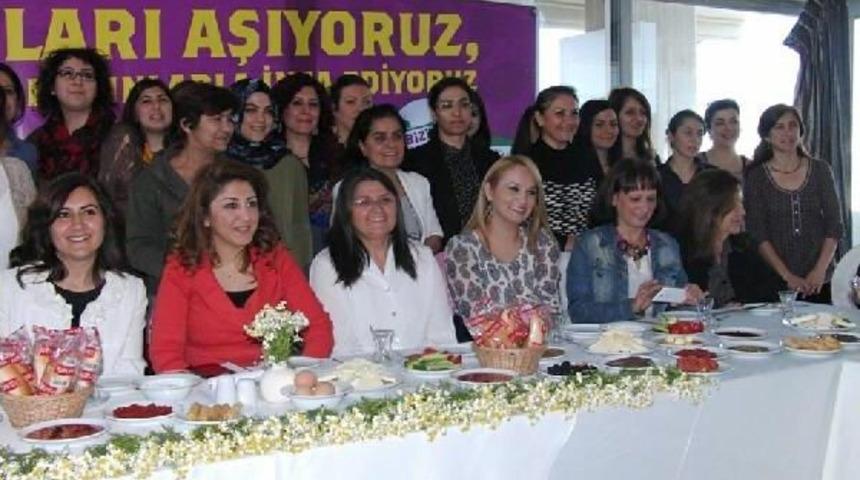 Hdp'nin Sloganı: 'kadının Sesi Hdp'nin Rengi'