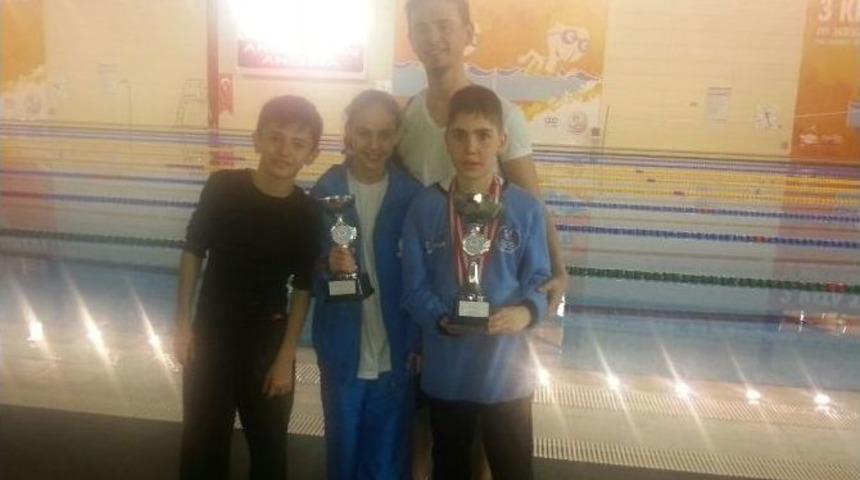 Nil&uuml;fer Belediyesporlu Y&uuml;z&uuml;c&uuml;lerden B&uuml;y&uuml;k Başarı