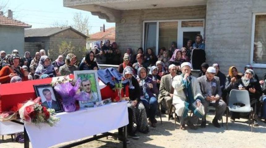 &Uuml;mit &Ouml;ğretmen, Giyemediği Damatlığıyla Uğurlandı