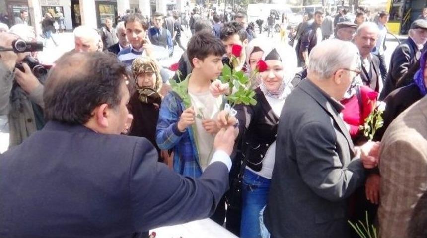 Kutlu Doğum Haftası Nedeniyle 3 Bin G&uuml;l Dağıtıldı