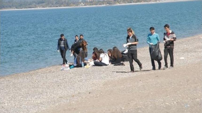 Fethiye&rsquo;de &Ouml;ğrencilerden Plaj Temizliği
