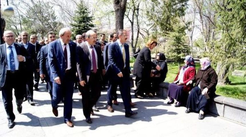 Ak Parti Kayseri Adayları T&uuml;rbe Ziyaretiyle &Ccedil;alışmalara Başladı
