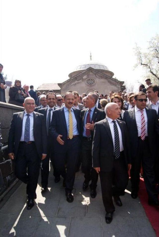 Ak Parti Kayseri Adayları Türbe Ziyaretiyle Çalışmalara Başladı