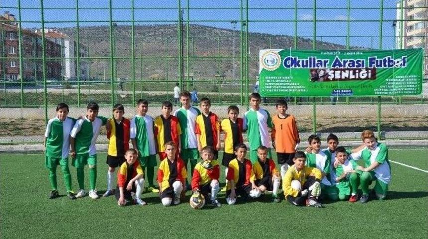 Boz&uuml;y&uuml;k Belediyesi Okullar Arası Futbol Şenliği Başladı