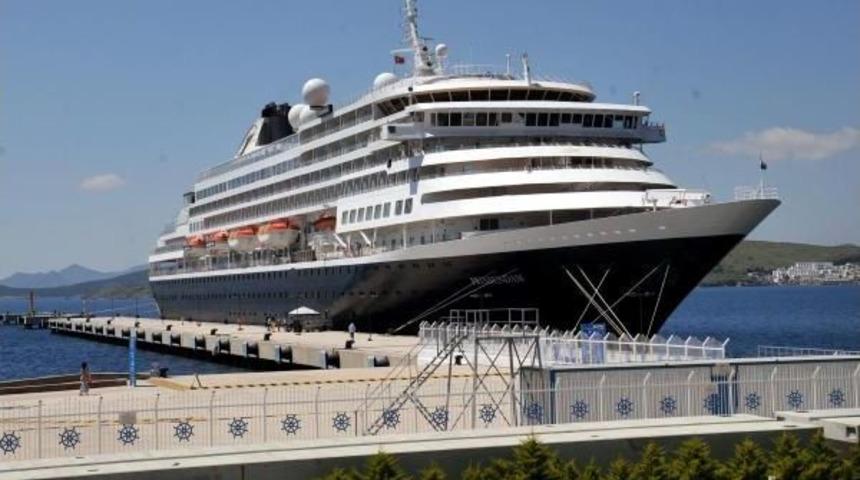 Sezonun Ilk Gemisi Bodrum Esnafını Sevindirdi