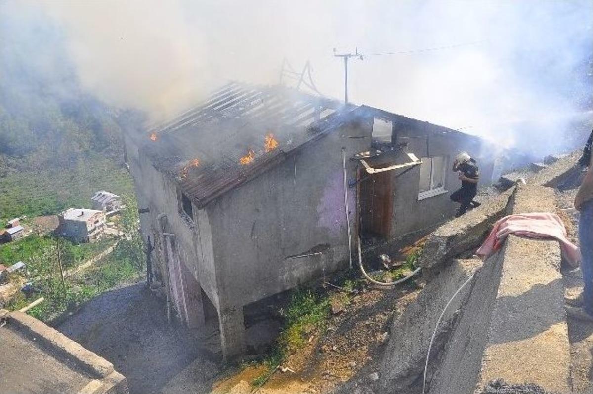 Alev Alev Yanan Evde &Ccedil;ocuğunu Aradı