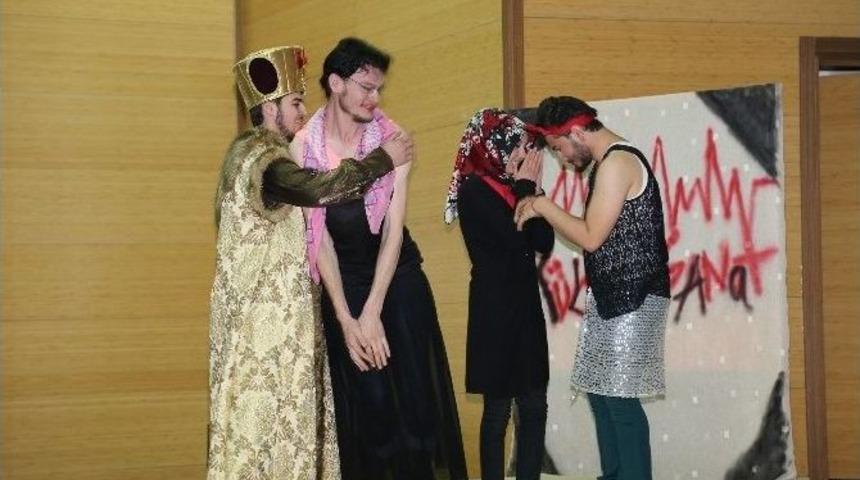 Bozok &Uuml;niversitesinde "kadınlık Bizde Kalsın" Adlı Tiyatro Oyunu Sergilendi