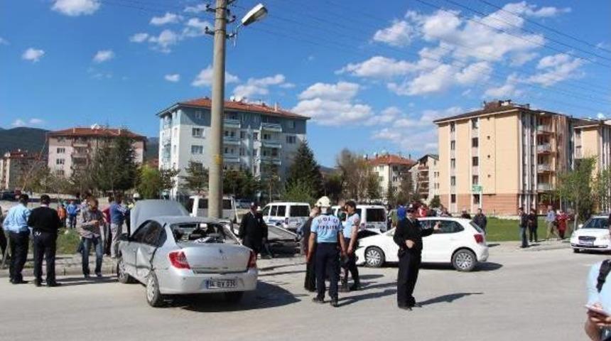 Kaldırımda Y&uuml;r&uuml;rken Otomobilin &Ccedil;arptığı Gen&ccedil; &Ouml;ld&uuml;