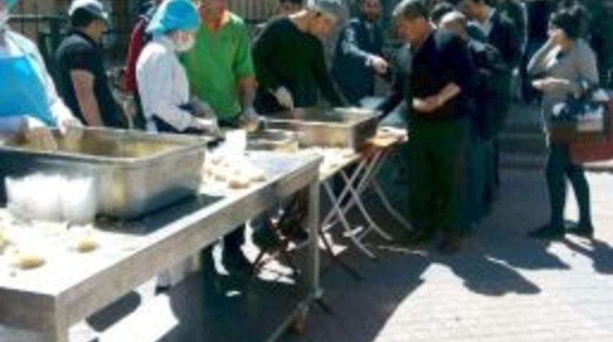 Cami Cemaatinden Halka İrmik Helvası İkramı