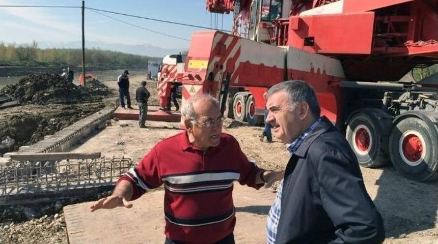 Başkan To&ccedil;oğlu Yapımı Devam Eden K&ouml;pr&uuml;y&uuml; Yerinde İnceledi