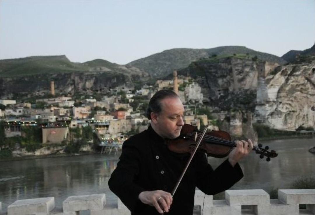 Tarihin G&ouml;lgesinde Keman Resitali