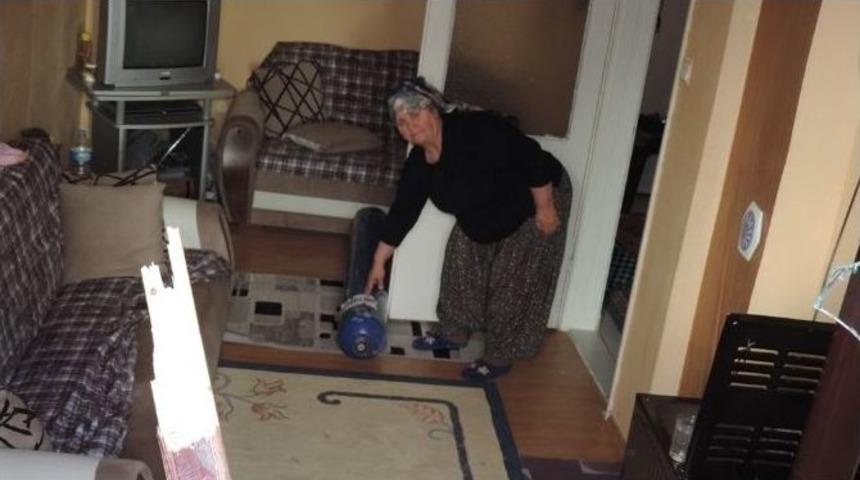 Kamyondan D&uuml;şen Oksijen T&uuml;p&uuml; Eve Fırladı: 1 Yaralı