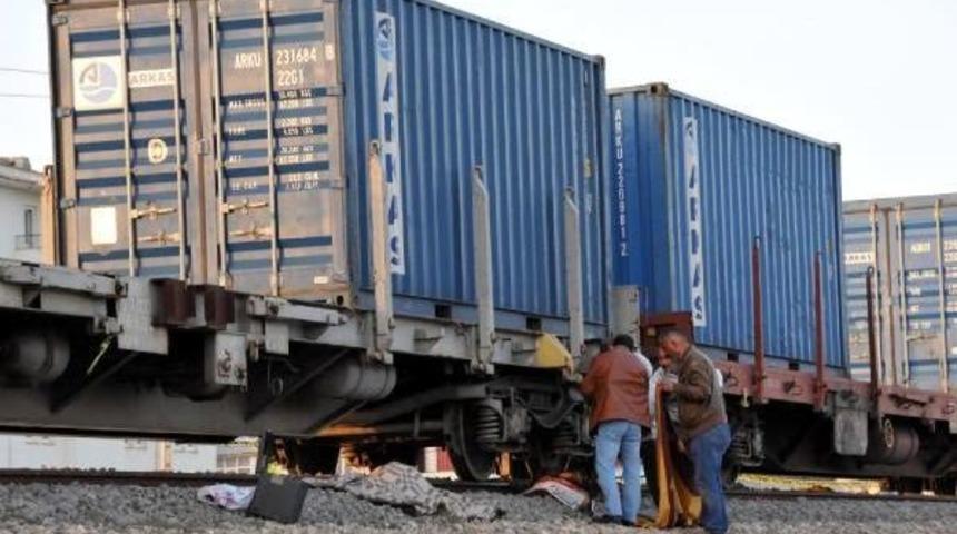 Rayların &Uuml;zerinden Ge&ccedil;mek Isterken Trenin Altında Kalıp &Ouml;ld&uuml;