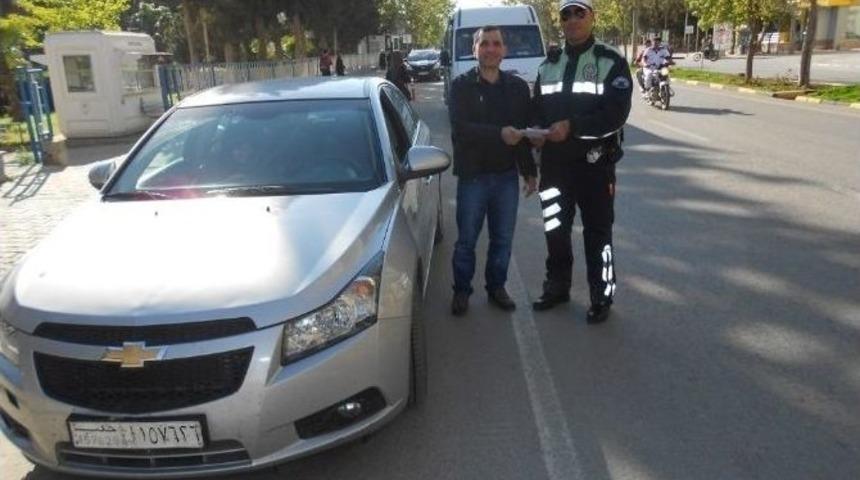 Polis, Suriyeli Ara&ccedil; S&uuml;r&uuml;c&uuml;lerine Broş&uuml;r Dağıttı