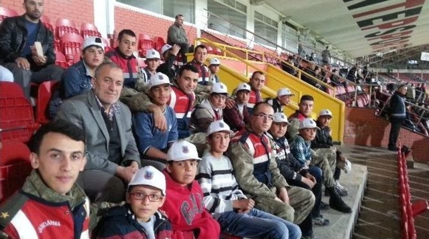 Jandarma K&ouml;y &Ccedil;ocuklarını Futbol Ma&ccedil;ına G&ouml;t&uuml;rd&uuml;