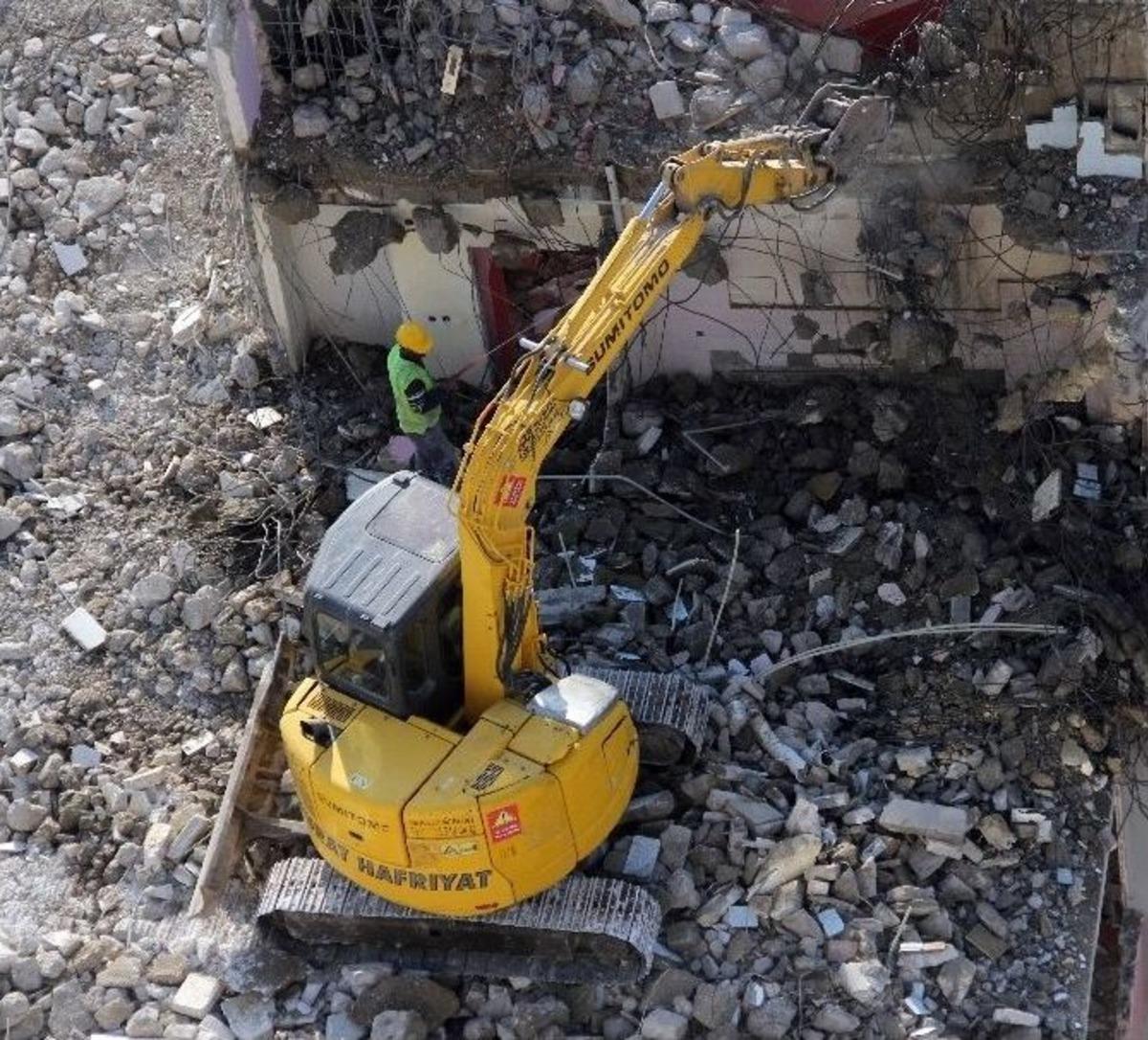 8 Tonluk İş Makinesi 8 Katlı Binanın Damında Yıkım Yaptı