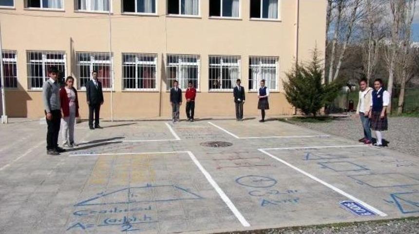 Ortaokul Bah&ccedil;esinde 'matematik Bulvarı'